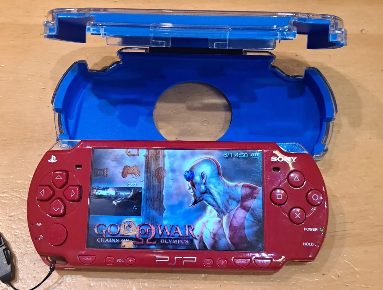 PSP Vermelho com God of War: Chains of Olympus