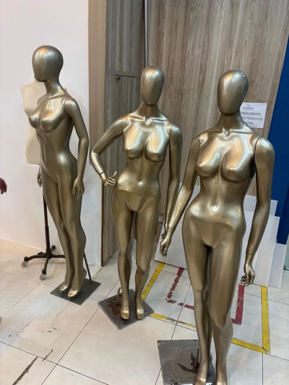 Manequim de fibra com mãos móveis 