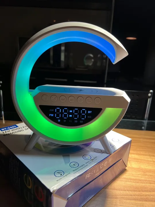 Luminária G RGB Colorida com Relógio Caixa de Som Bluetooth e Carregamento por Indução