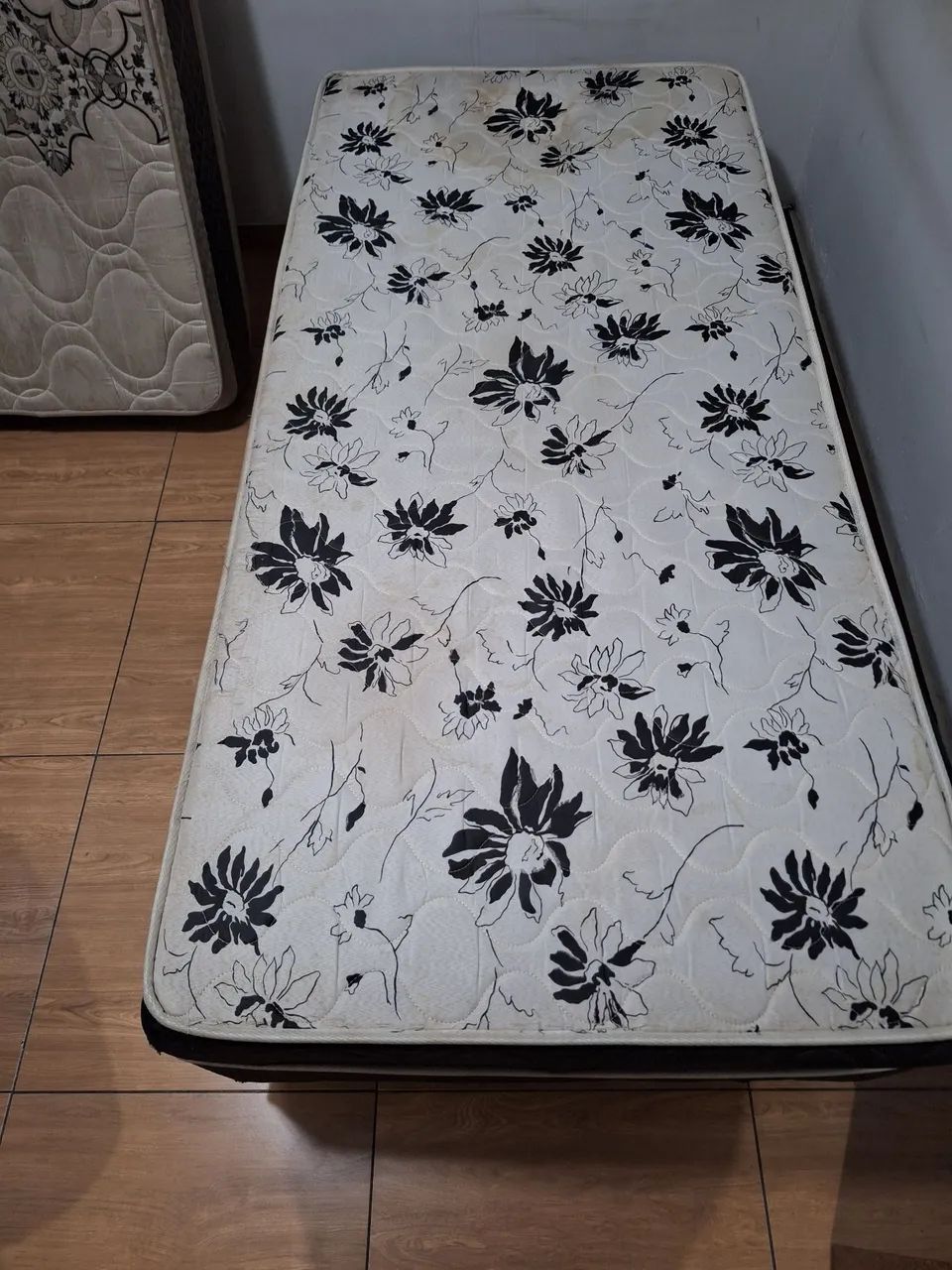  Vendo Cama Box de Solteiro e colchão de mola R$200s  - Foto 2