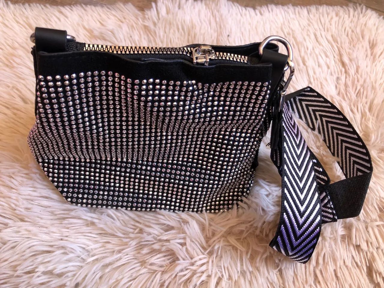 Bolsa de ombro preta com pedrarias