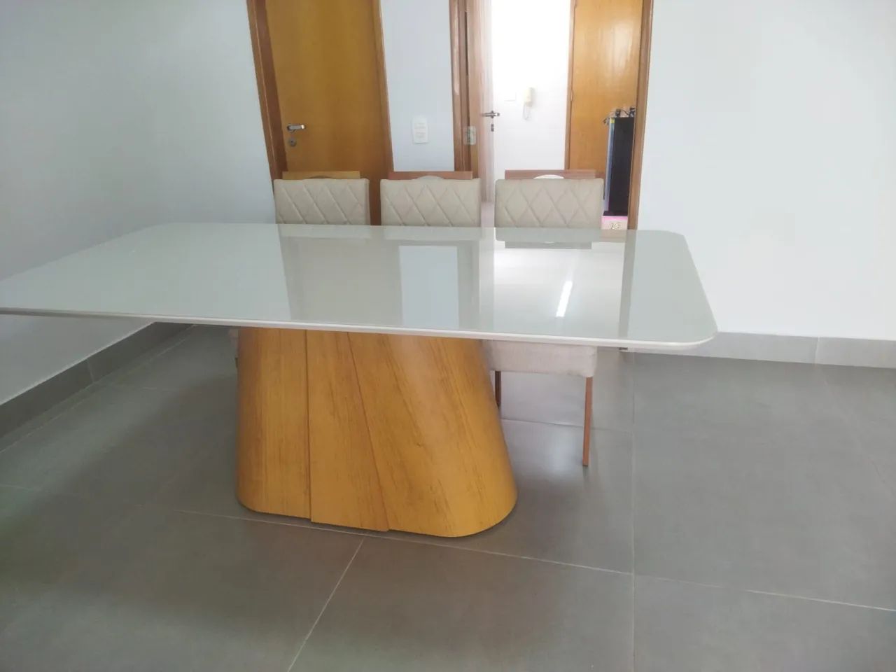 Mesa madeira de Jantar com Cadeiras - Elegância e Conforto - Foto 2