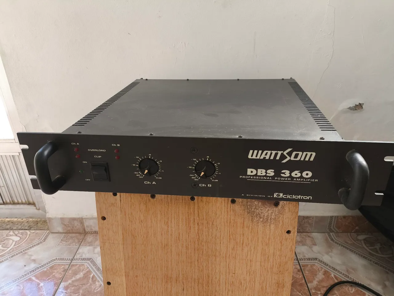 Amplificador novinho. Uso somente em casa.