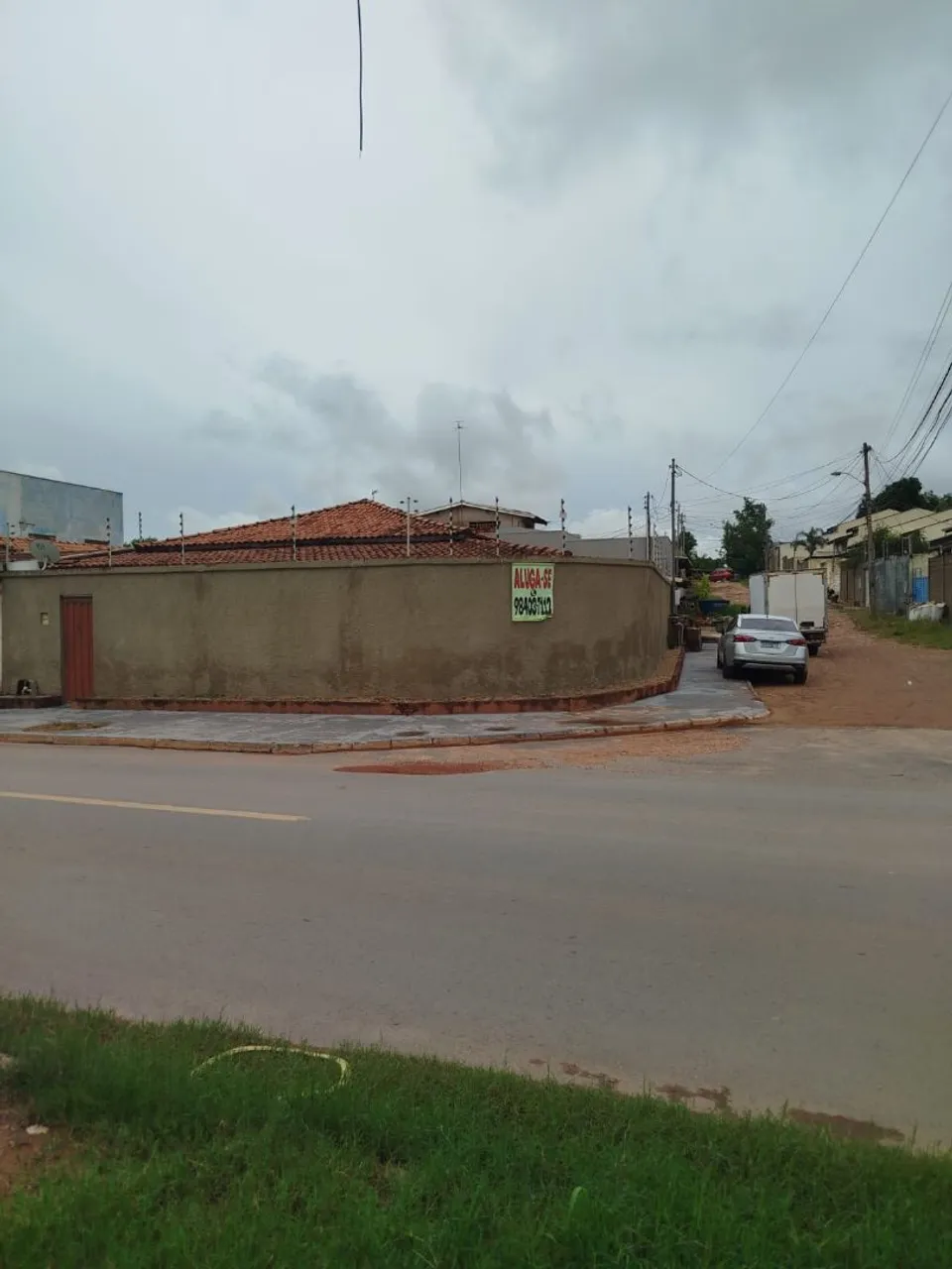 Aluga-se casa de esquina em avenida no Parque Cuiabá