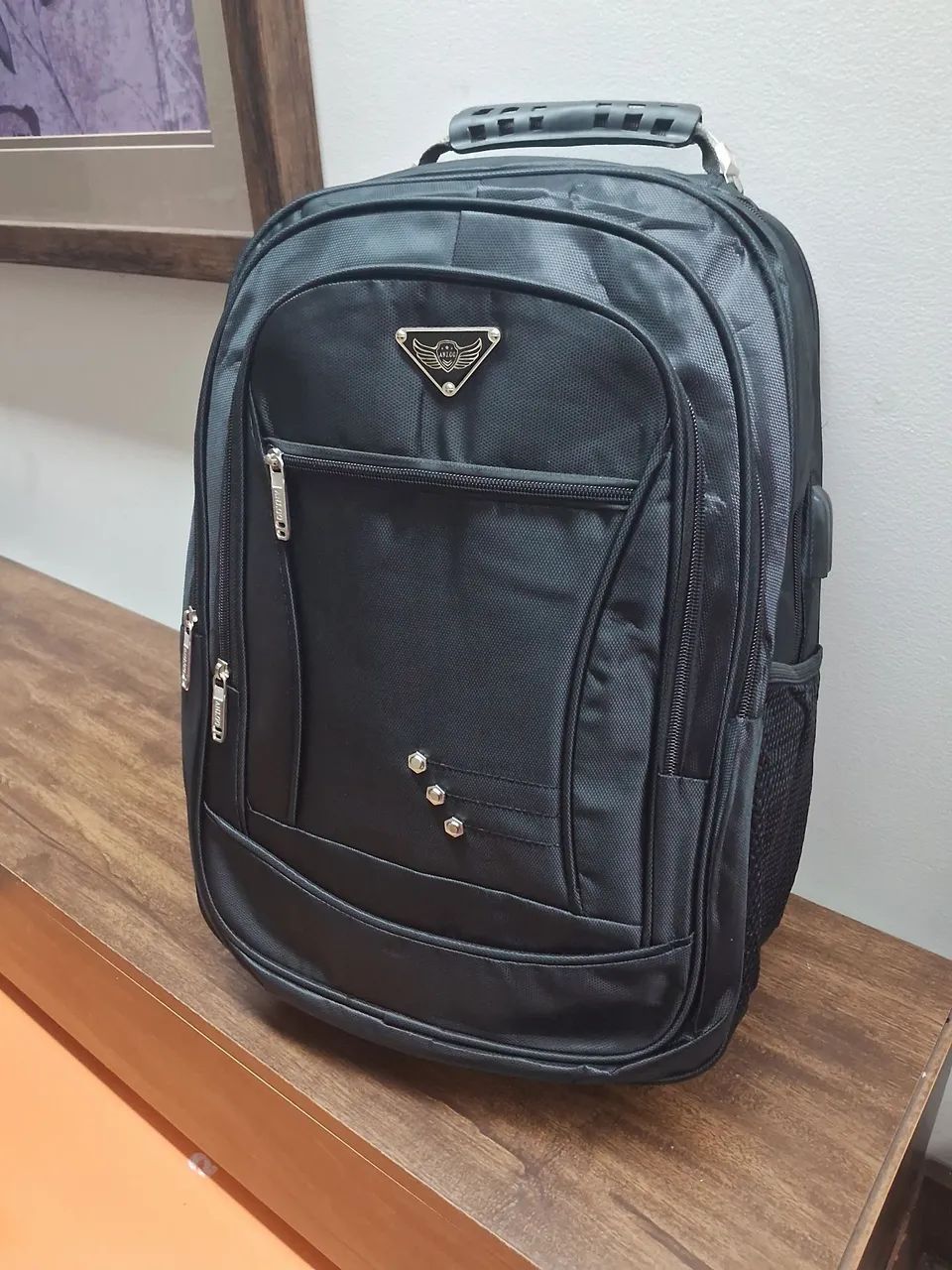 Mochila preta espaçosa e funcional 4 bolsos 40 litros - Foto 3