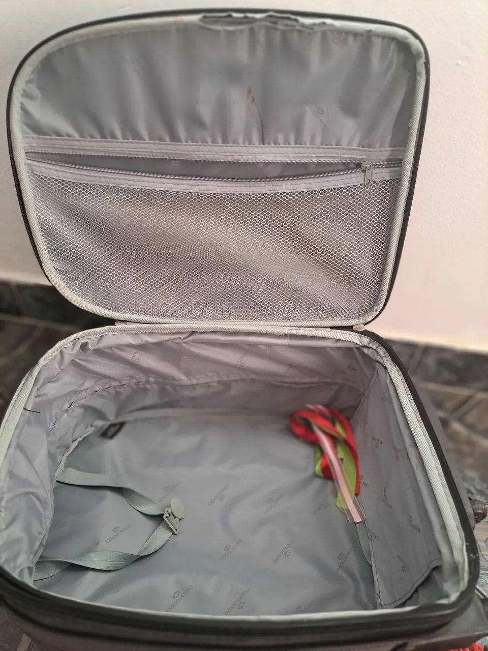 Mala de viagem cinza tam media com alça e rodinhas - Foto 5