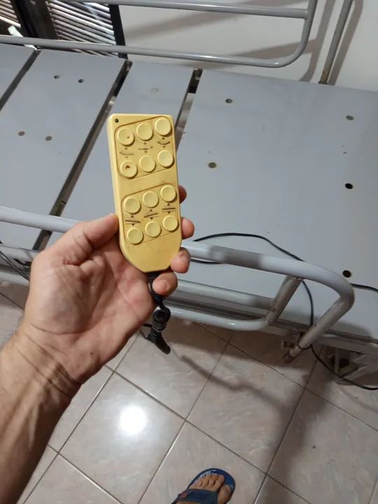 Cama Hospitalar elétrica com controle e Grades Laterais - Foto 4