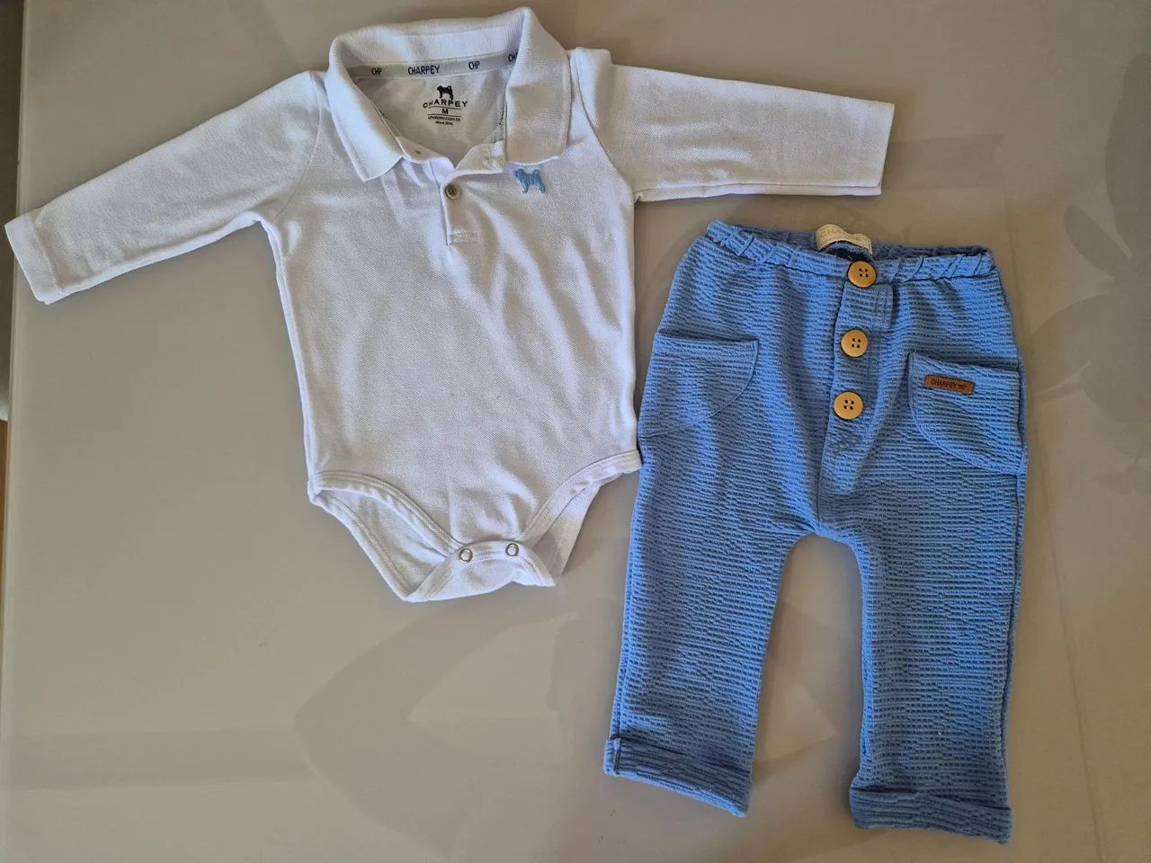 Conjunto de Roupa Bebê - Charpey tamanho 6 a 9 meses.