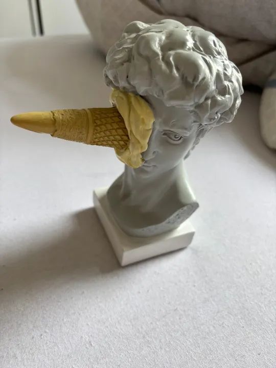 Escultura de mármore com sorvete David