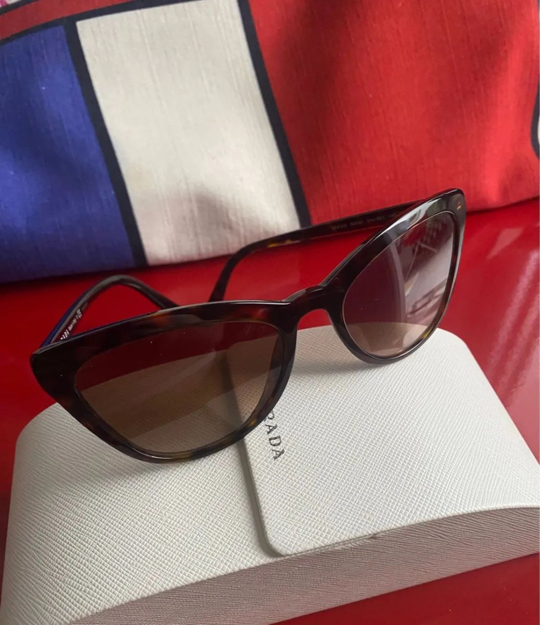 óculos de sol marrom - a caixinha é prada preta seminovo original - prada - Foto 4