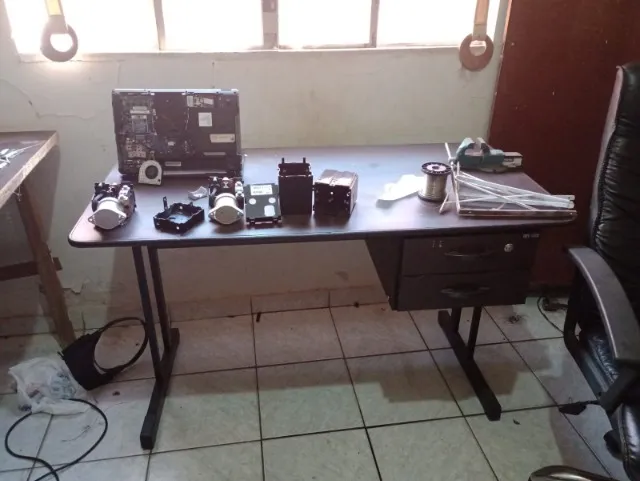 Mesa semi nova com 2 gavetas
