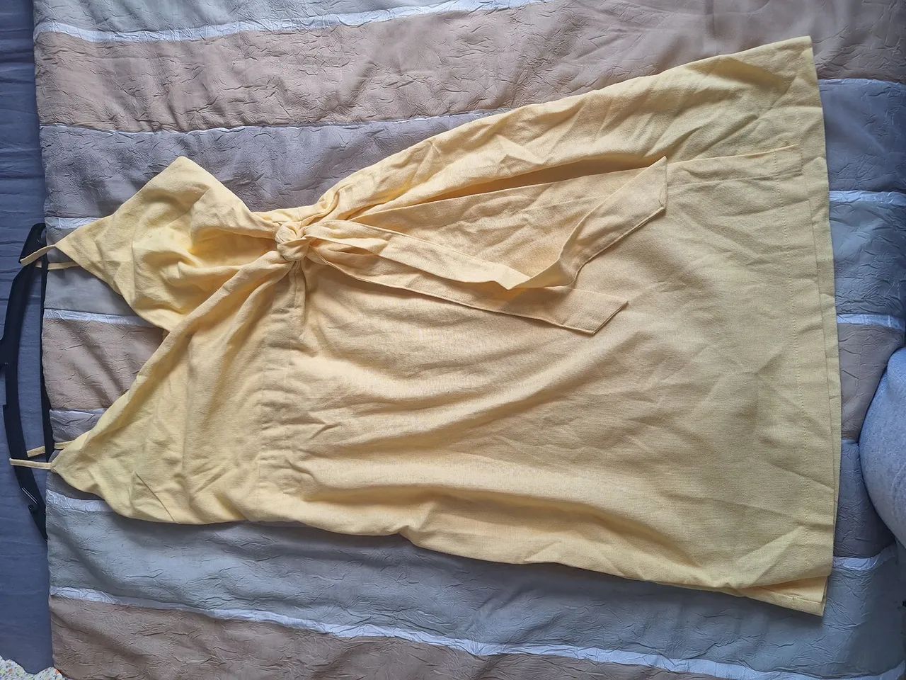 Vestido amarelo transpassado em linho - Foto 3