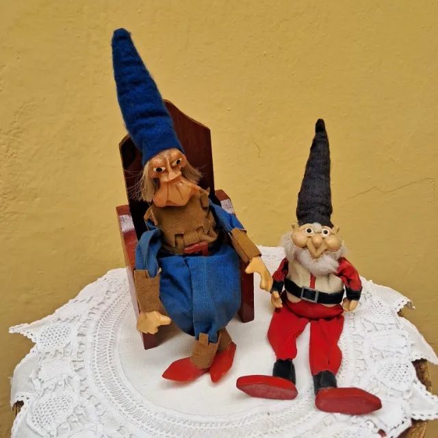 Par de Gnomos Antigos + 1 Cadeirinha de Madeira - Foto 4