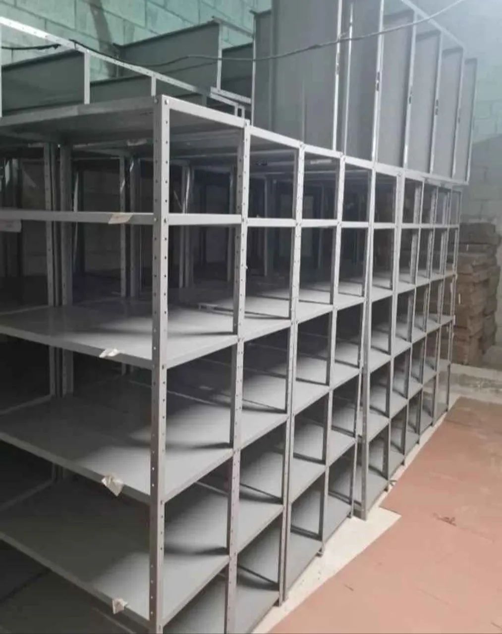 Prateleiras reforçadas usadas 