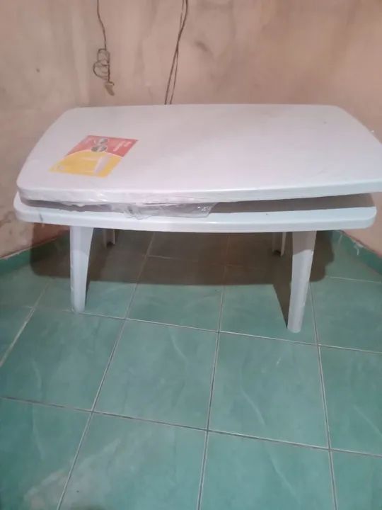 Mesa dobrável branca - ideal para qualquer ambiente!