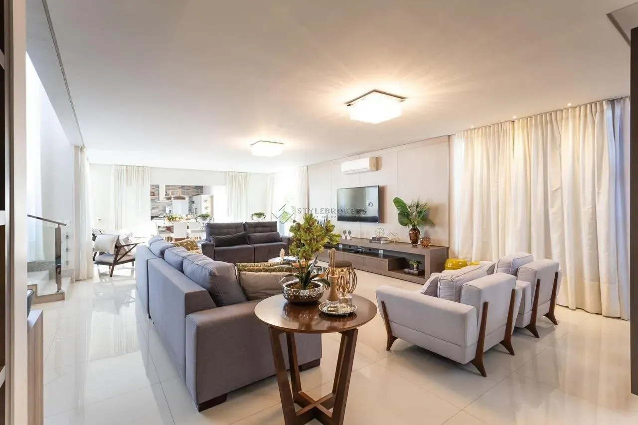Sobrado à venda com 4 amplas suites no condominio Florais dos Lagos Cuiaba MT