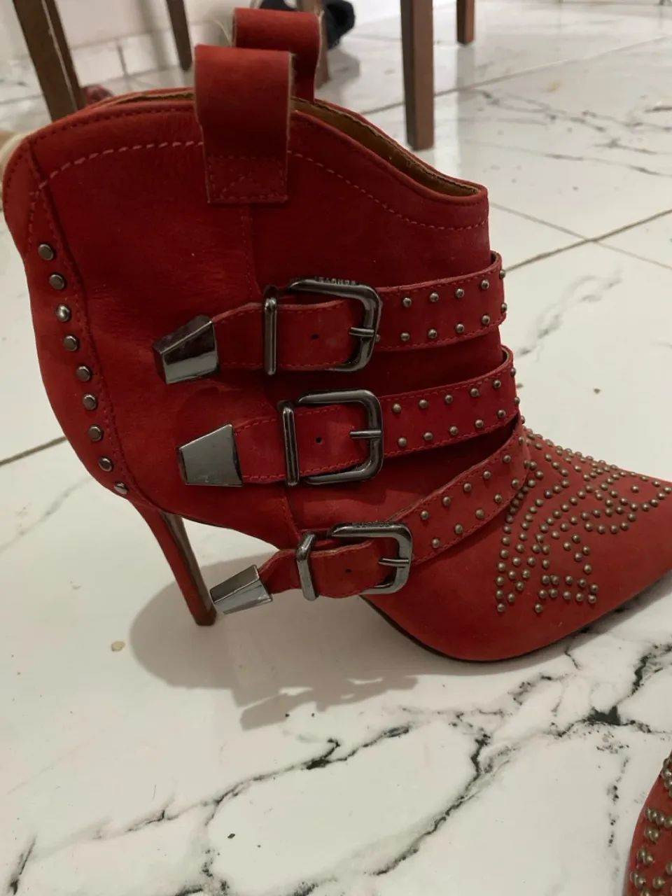 Botas vermelhas com detalhes em tachas - Foto 2