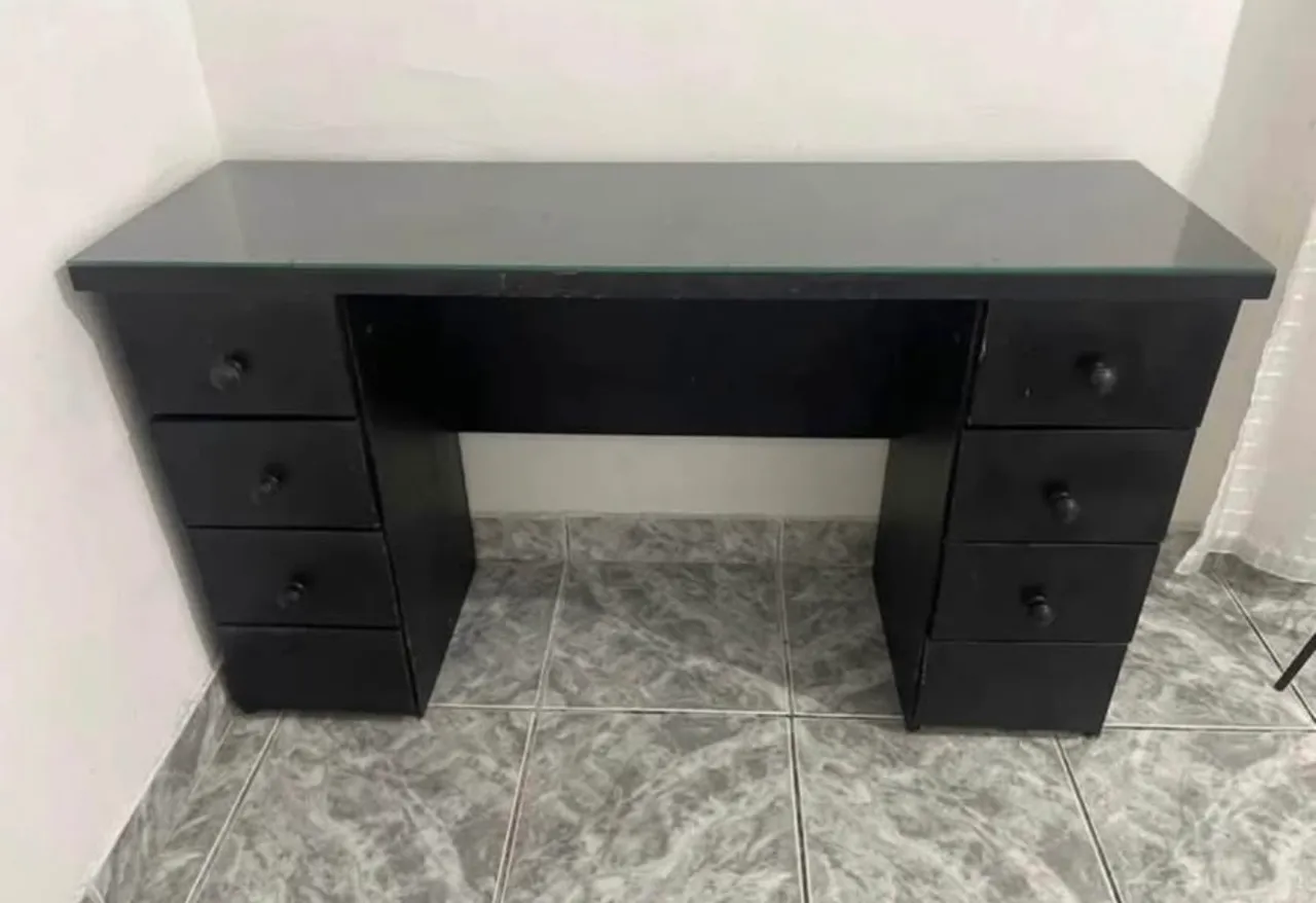 Escrivaninha com 8 gavetas