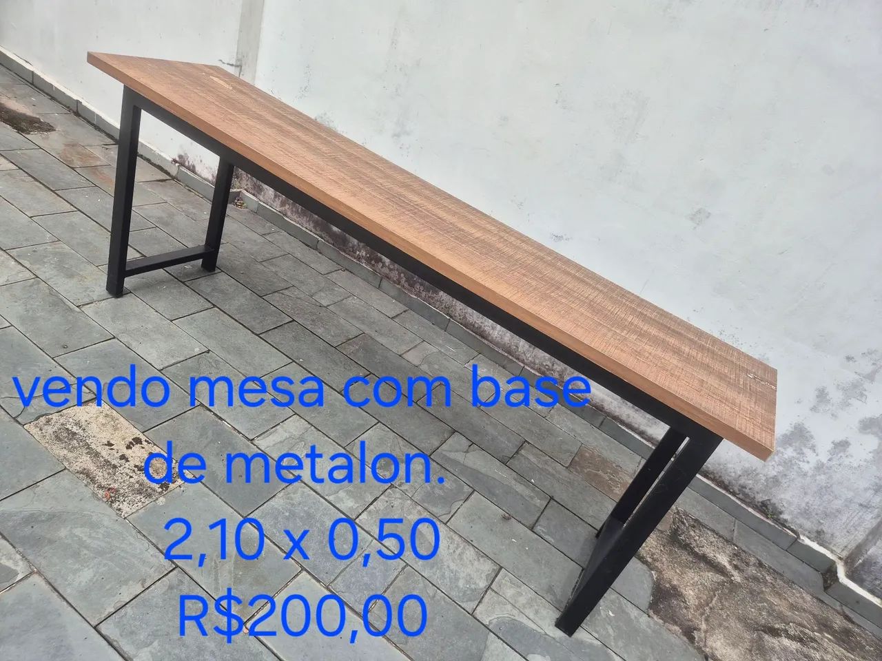 Mesa com base em metalon 
