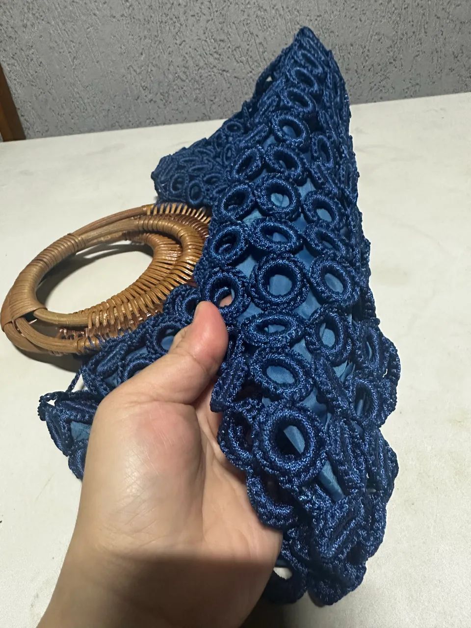 Bolsa de crochê com alça de rattan - Foto 5