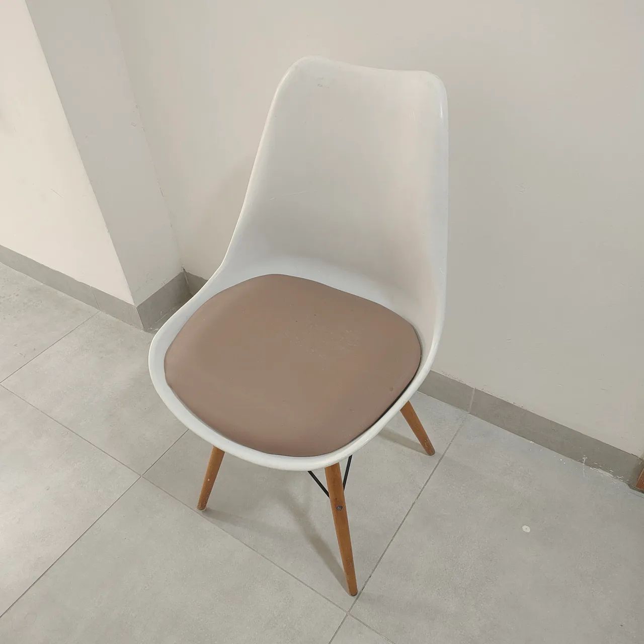 4 Cadeiras com pés de madeir 70 cada a 