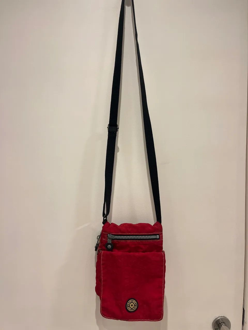 Bolsa da Kippling vermelha clutch usada