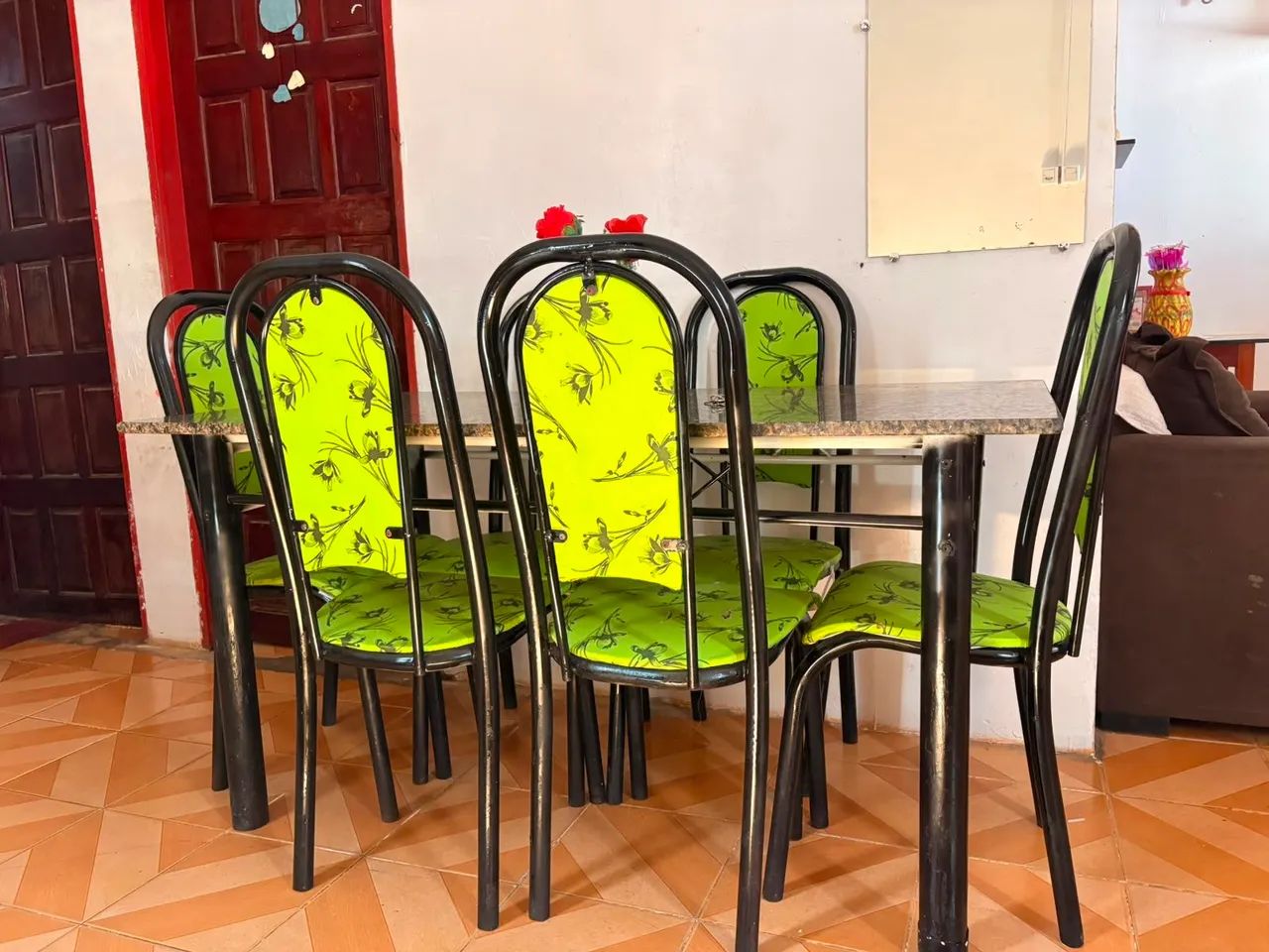 Mesa com 6 cadeiras usado,entrar em contato *