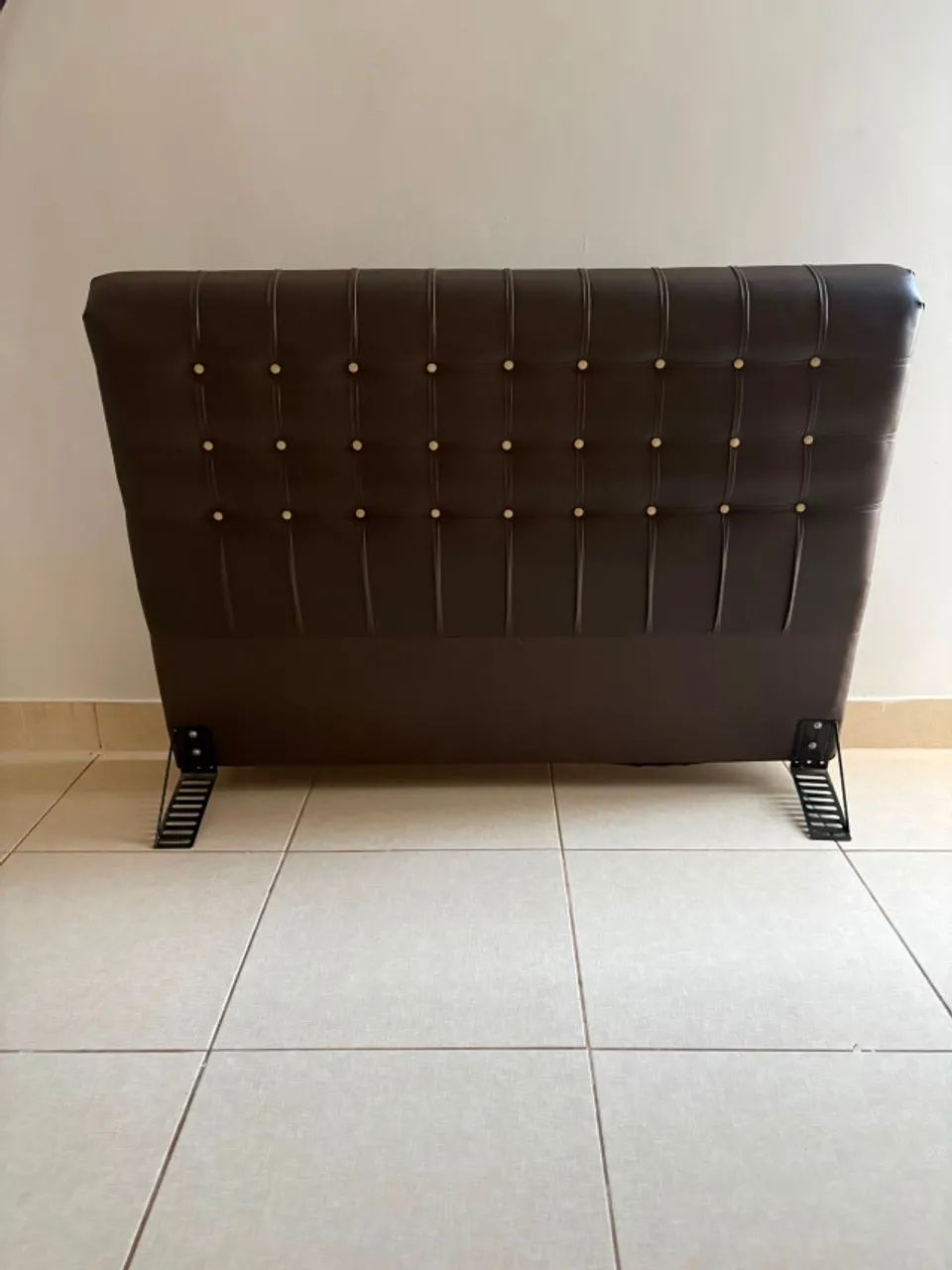 Cabeceira Queen Estofada Dama Simbal Cacau/Botões Creme