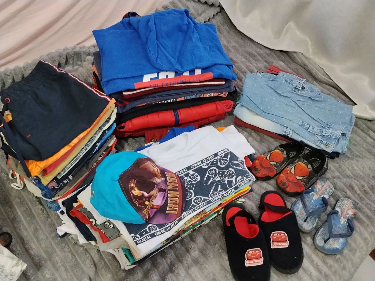 Lote de roupas infantis para menino com aproximadamente 60 peças. - Foto 2