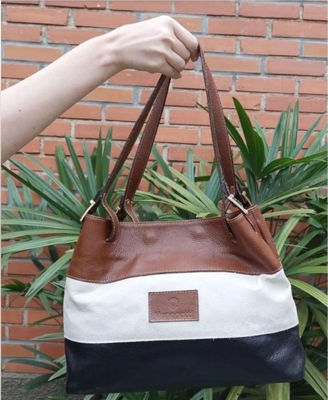 Bolsa Menegatti couro legítimo.
