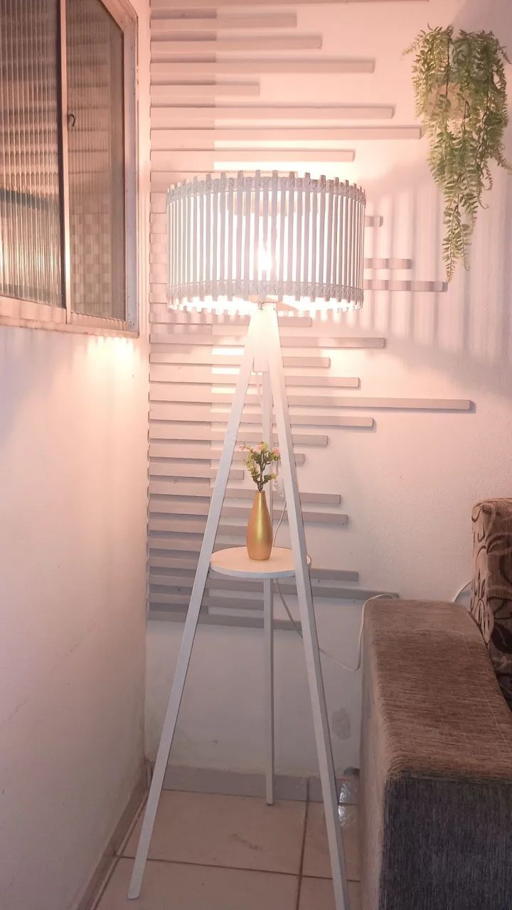 Luminária de canto em madeira. - Foto 4