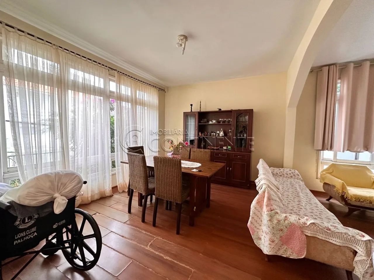 CASA À VENDA 382m² COM 3 DORMITÓRIOS SENDO 3 SUÍTES E PISCINA - EM COQUEIROS, FLORIANÓPOLI - Foto 3
