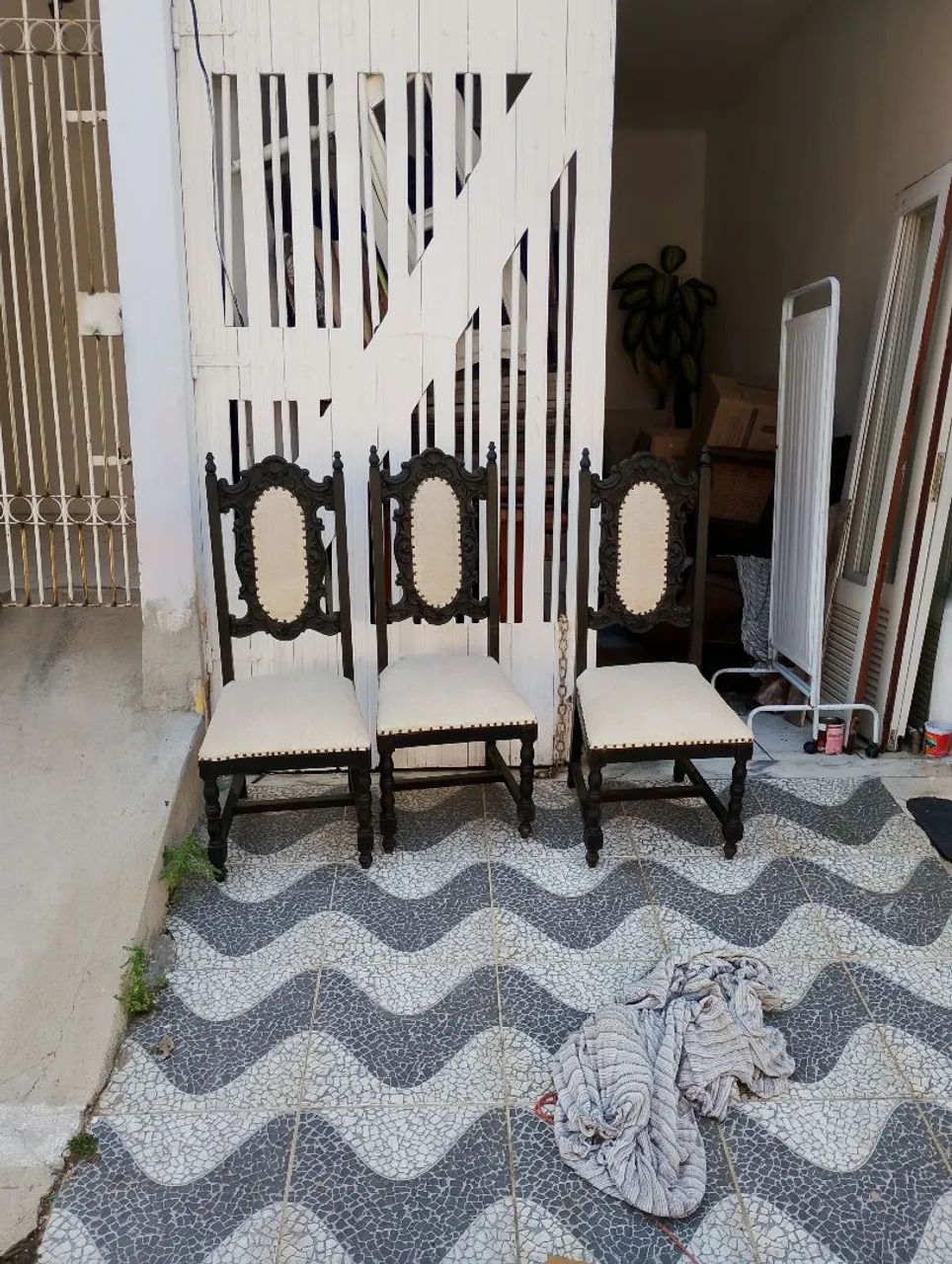6 cadeiras com almofadas assento, e encosto prontas 350 a unidade  - Foto 3