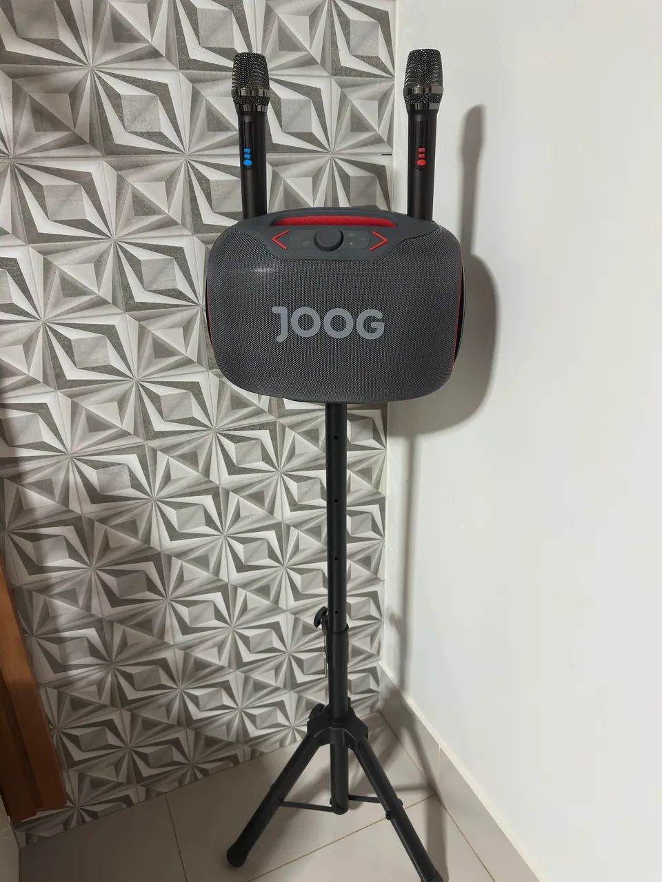 Caixa de som com tripé e 2 microfones em Goiânia  - Foto 4