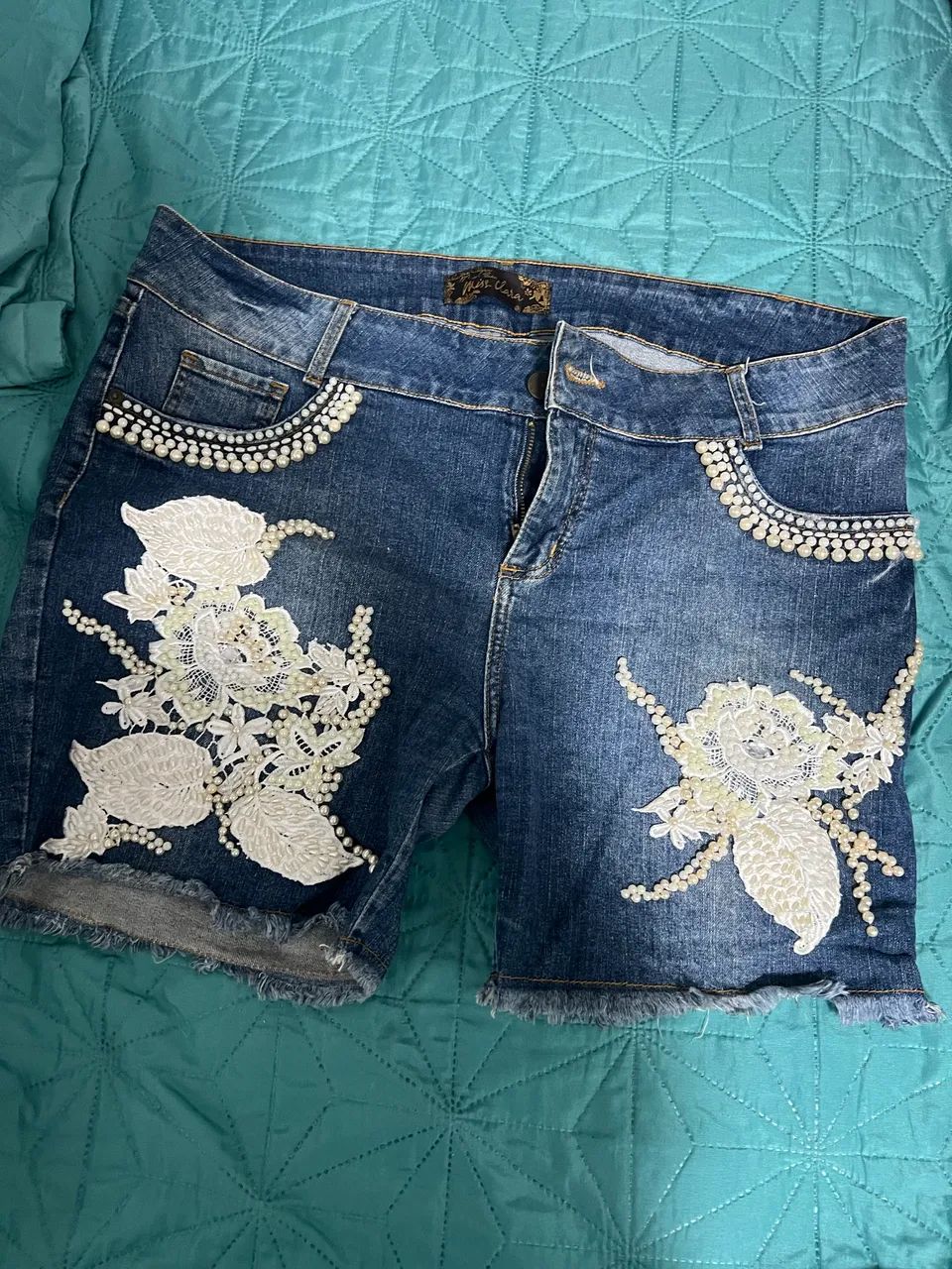 Short jeans 48 com aplicações de renda 