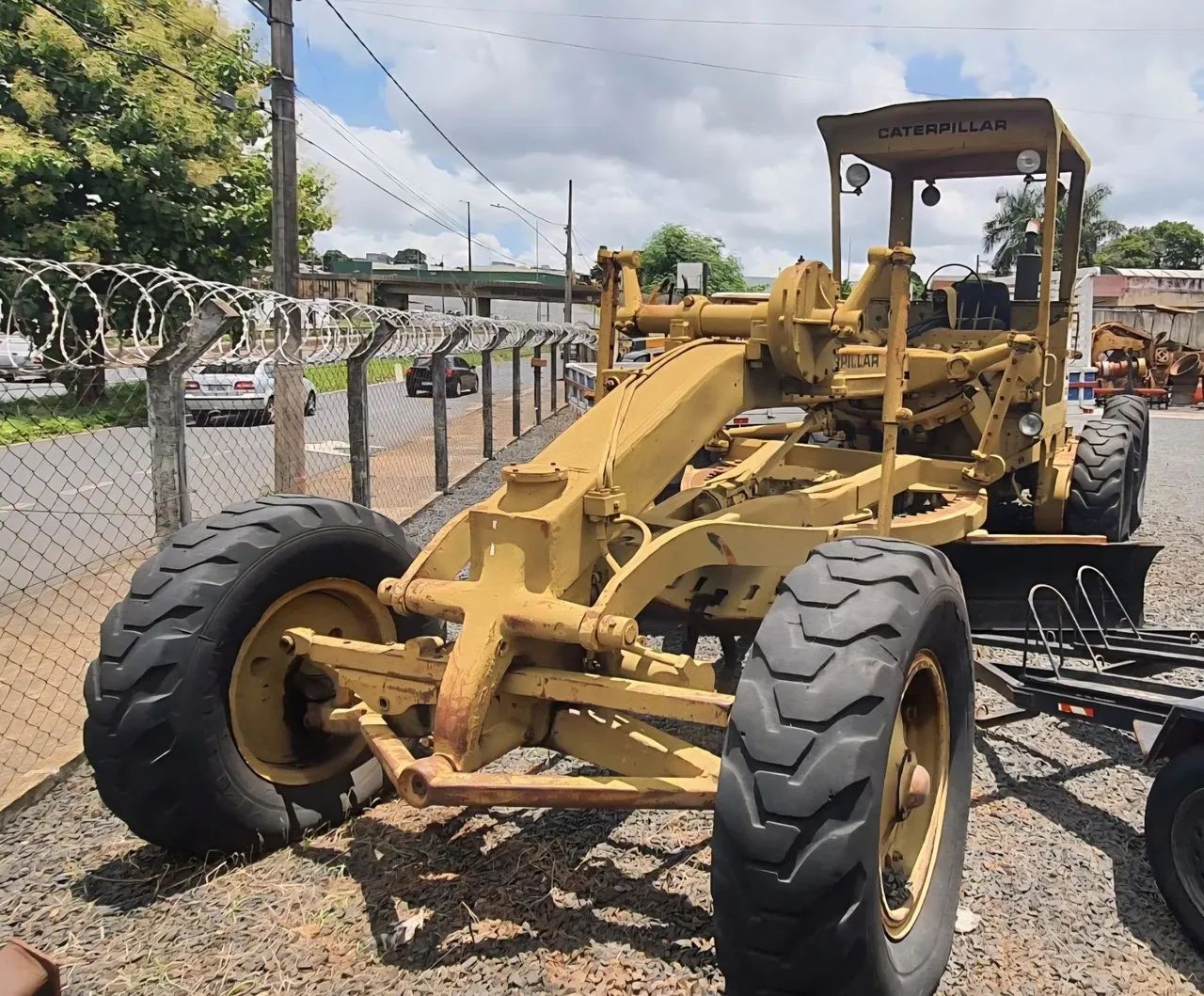 Patrol Caterpillar 120B usada 