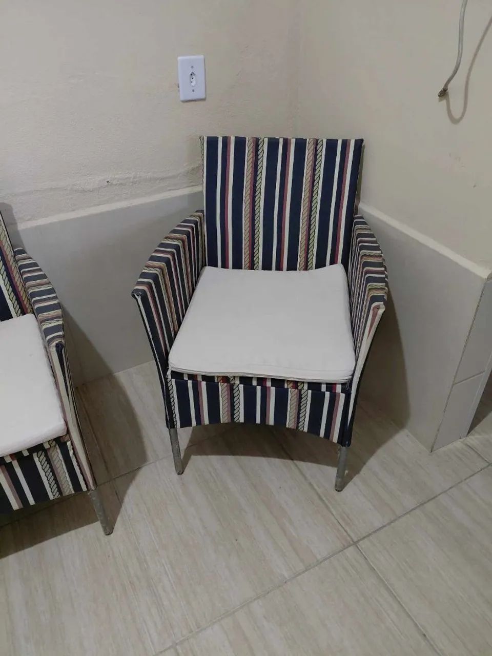 Vendo jogo de poltronas com mesa de centro com vidro  - Foto 2