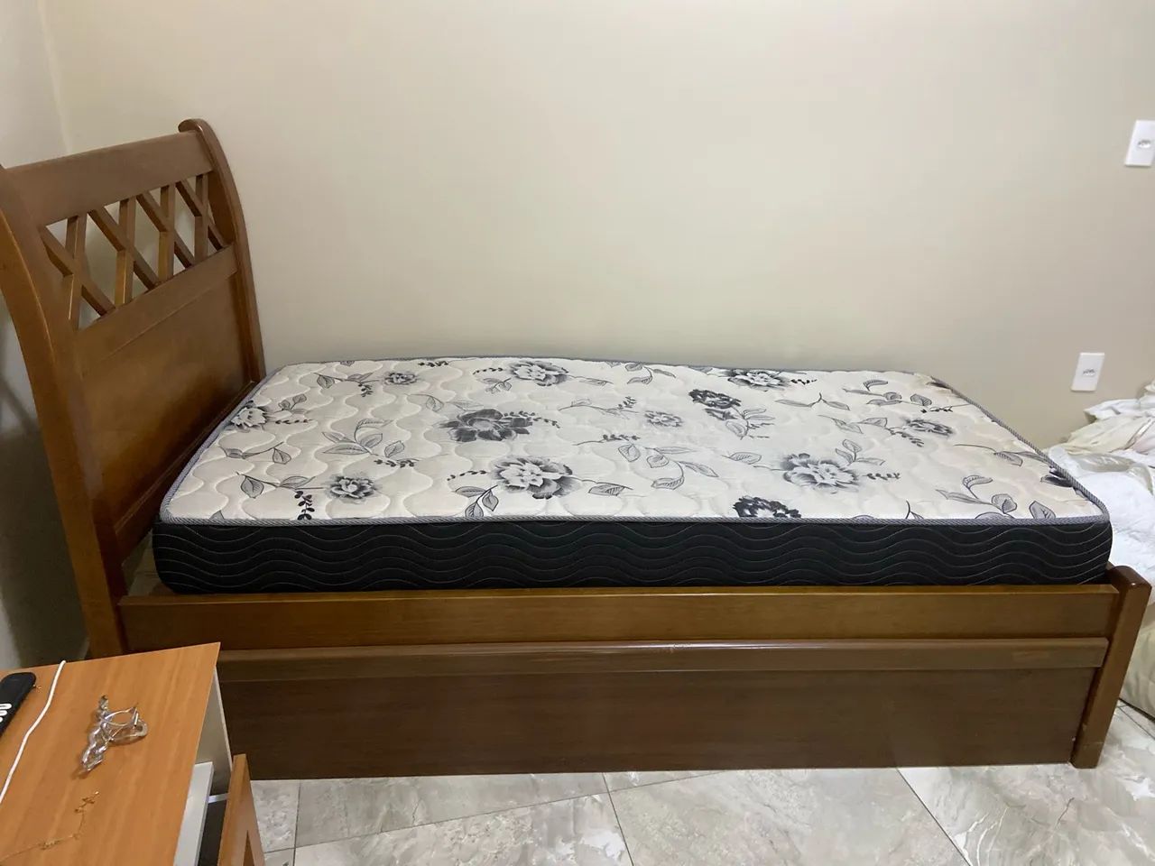 Cama de solteiro de madeira com cama auxiliar 