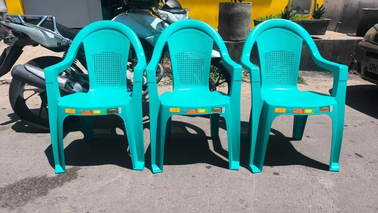 Cadeiras de plástico 
