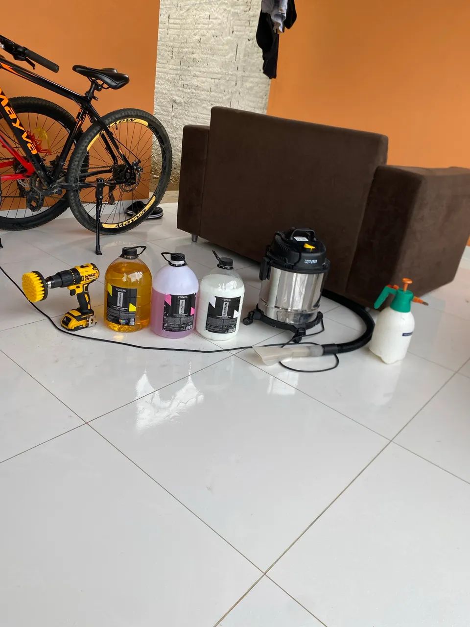 Higienização de estofados e interna de carro e externa - Foto 2