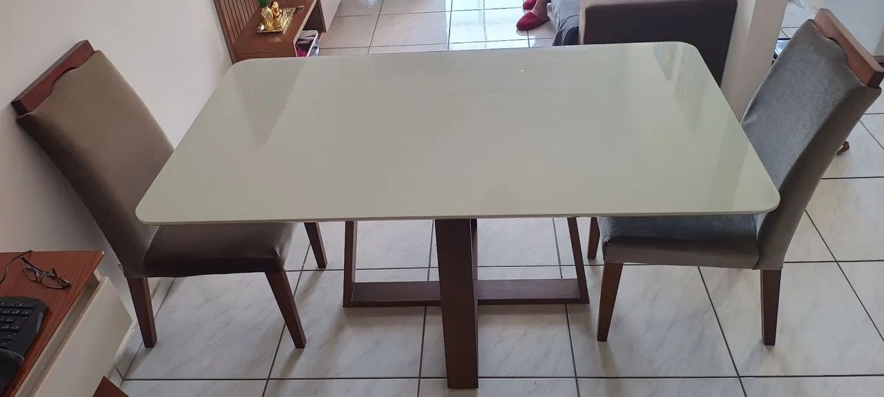 Mesa de jantar com aparador 
