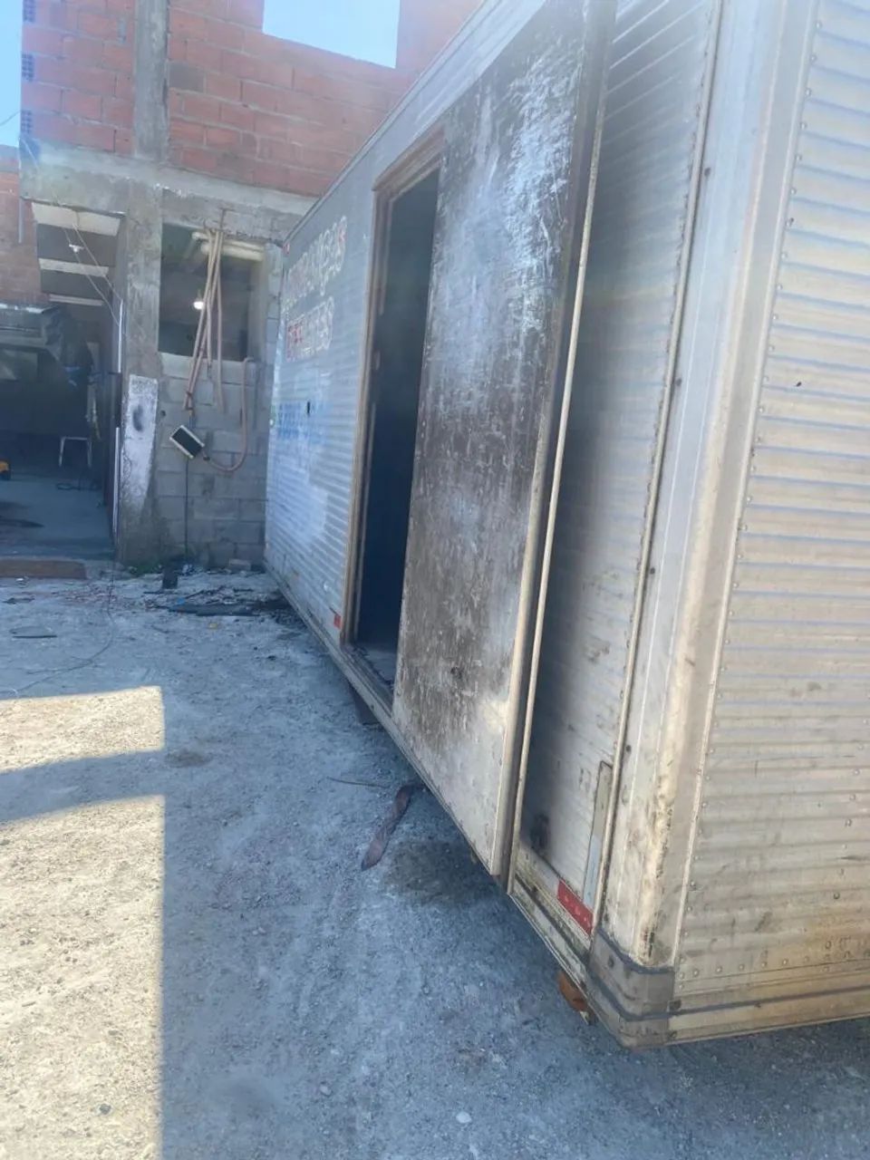 Vendo bau Largura 2,47 Comprimento 5,50 Altura 2,30 - Foto 2