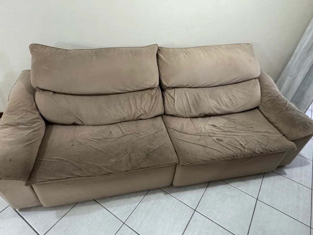 Sofá retrátil e reclinável 2,5 m - suede bege - Usado - BRINDE: mesa de vidro - Foto 5