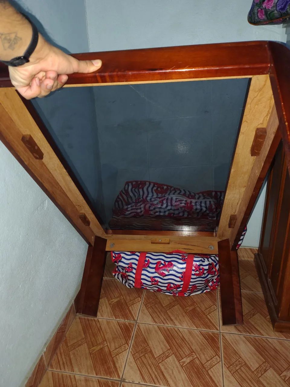 Mesa de Centro em Madeira Maciça com Tampo de Vidro Fumê - Foto 4