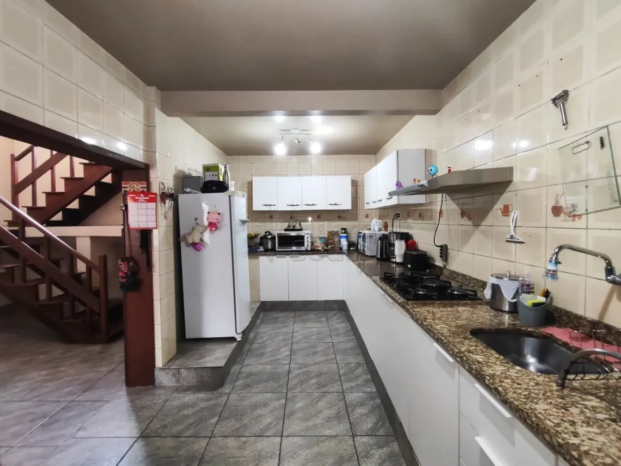 Casa ampla com 4 dormitórios (2 Suítes) e área gourmet completa! - Foto 5