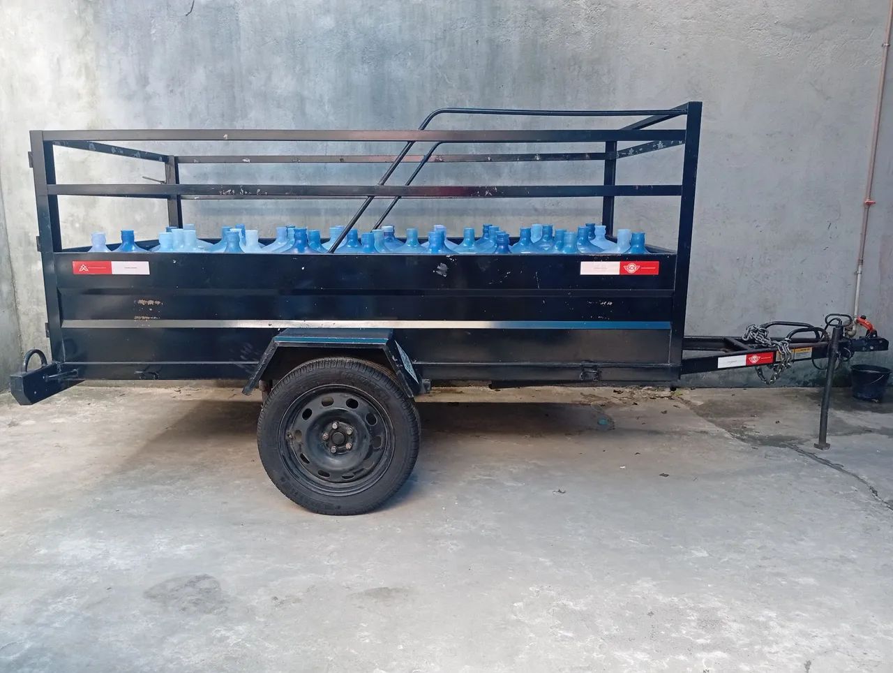 Vende-se uma carrocinha de carro. Toda reforçada aguenta 1 tonelada. Com os pneus novos  - Foto 2