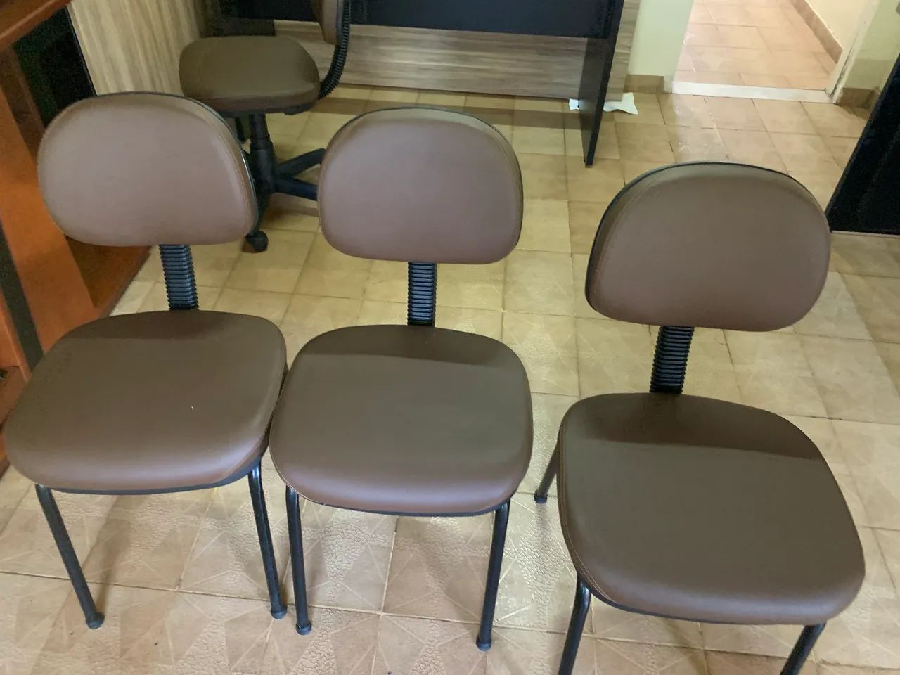CADEIRAS FIXAS  OPERATIVAS- MARROM ( CADA)