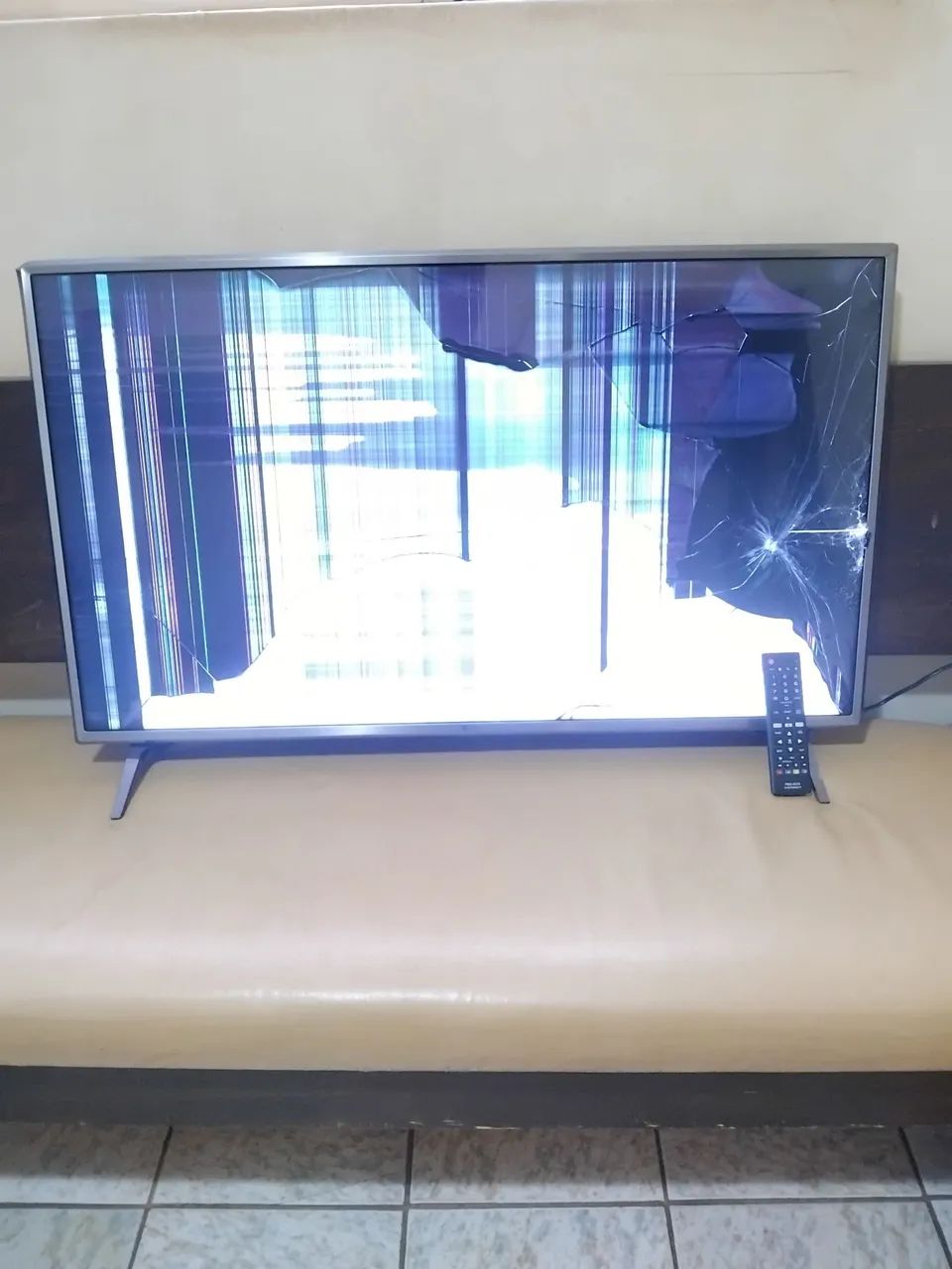 Vendo Smart TV LG 43" Tela quebrada  - Foto 2