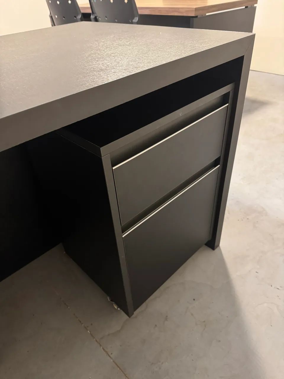 Mesa de Escritório/ gavetas e cadeira  - Foto 3
