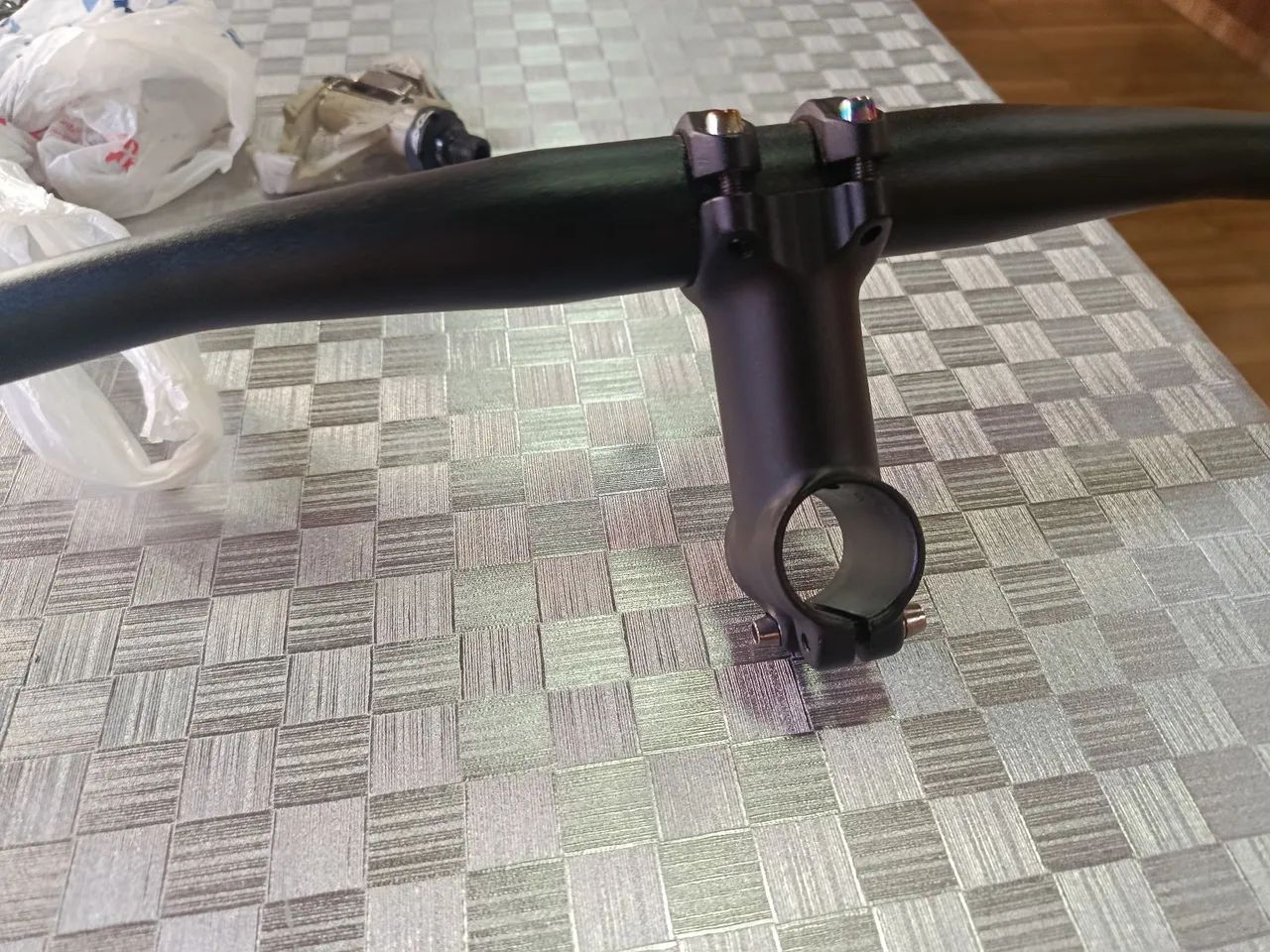 Guidão da marca Specialized muito bom com a mesinha